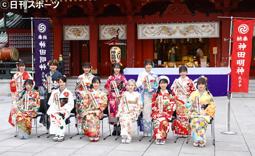 成人式を迎え神田明神で写真に納まるAKB48の新成人たち。前列左から濱咲友菜、下尾みう、小栗有以、本田仁美、山内瑞葵、下口ひなな、後列左から上見天乃、高橋彩香、安田叶、山邊歩夢、蔵本美結、石綿星南（撮影・垰建太）