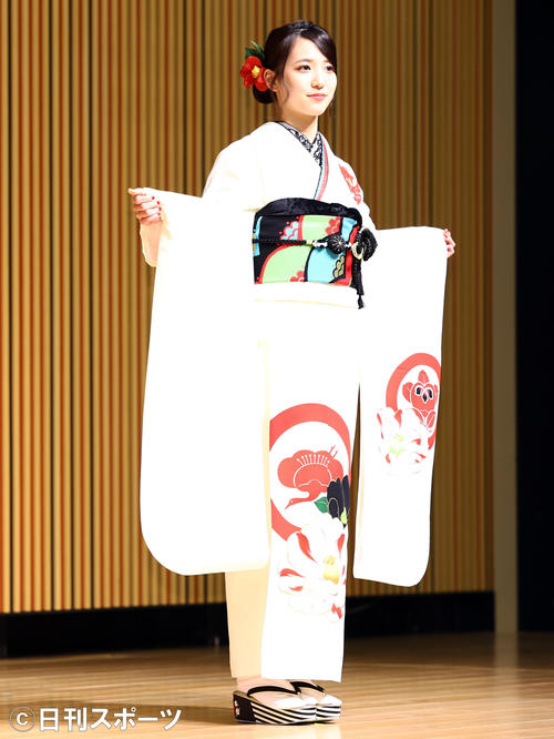成人式を迎え振り袖を披露するAKB48下尾みう（撮影・垰建太）