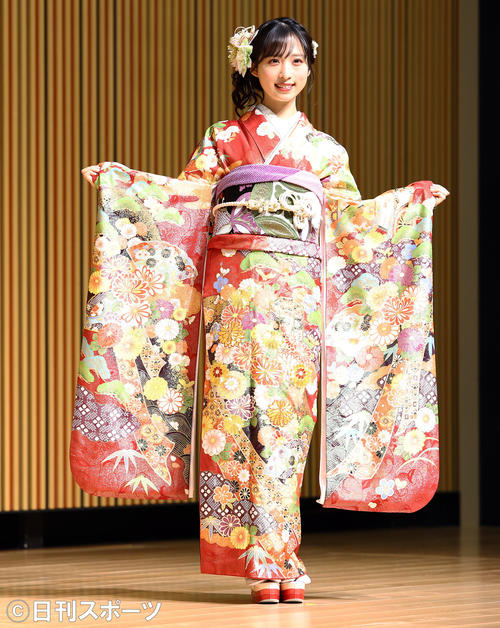 成人式を迎え振り袖を披露するAKB48小栗有以（撮影・垰建太）