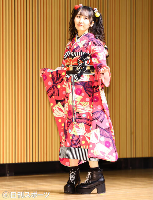 成人式を迎え振り袖を披露するAKB48山邊歩夢（撮影・垰建太）