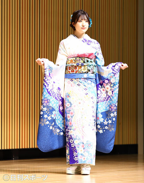 成人式を迎え振り袖を披露するAKB48蔵本美結（撮影・垰建太）