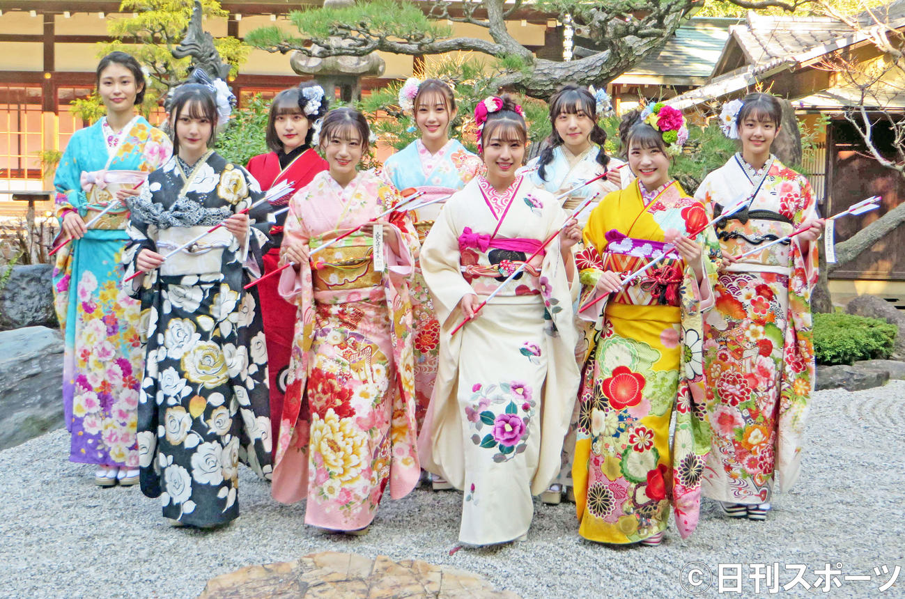 成人式を迎えたＮＭＢ48のメンバー。前列左から山本望叶、上西怜、安部若菜、出口結菜。後列左から松野美桜、山崎亜美瑠、南羽諒、折坂心春、桜田彩叶