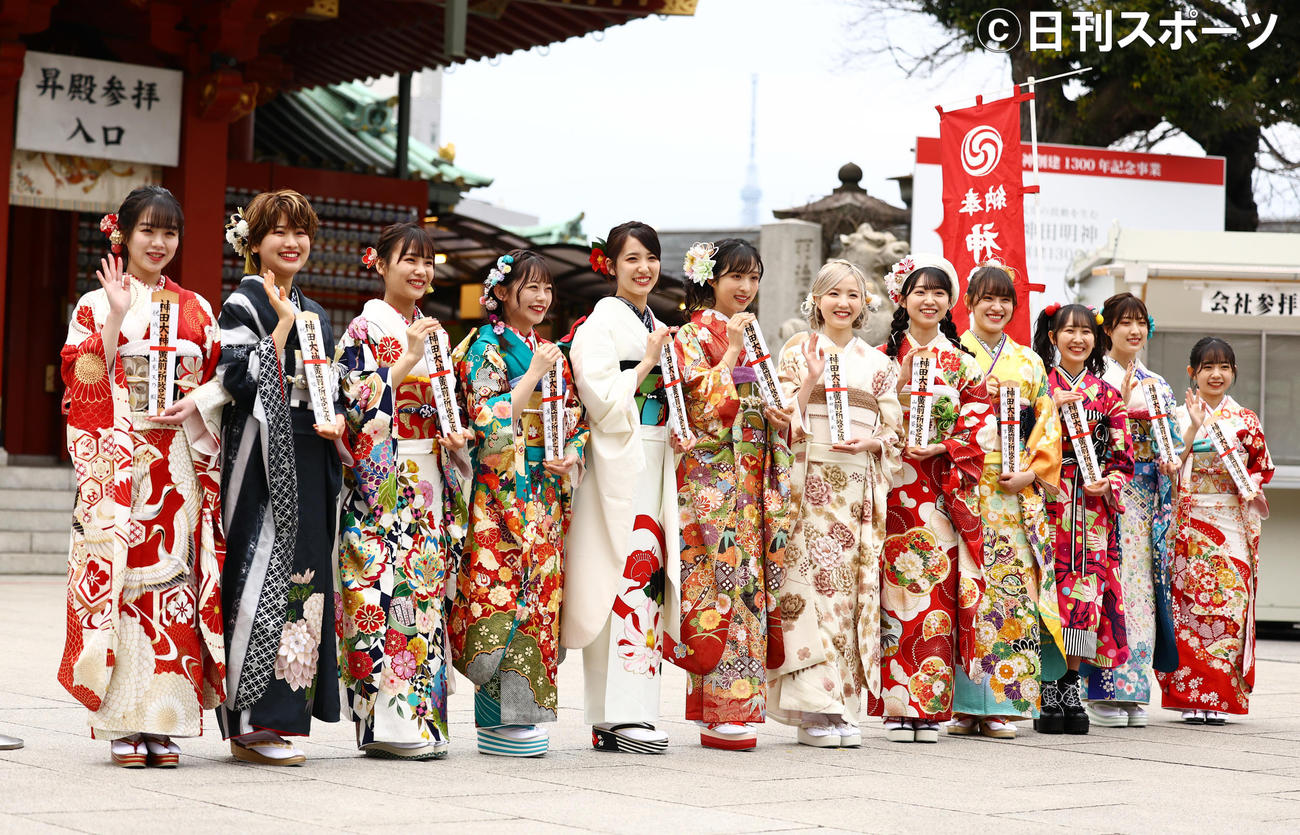 成人式を迎え神田明神で写真に納まるAKB48の新成人たち。左から上見天乃、高橋彩香、安田叶、濱咲友菜、下尾みう、小栗有以、本田仁美、山内瑞葵、下口ひなな、山邊歩夢、蔵本美結、石綿星南（撮影・垰建太）