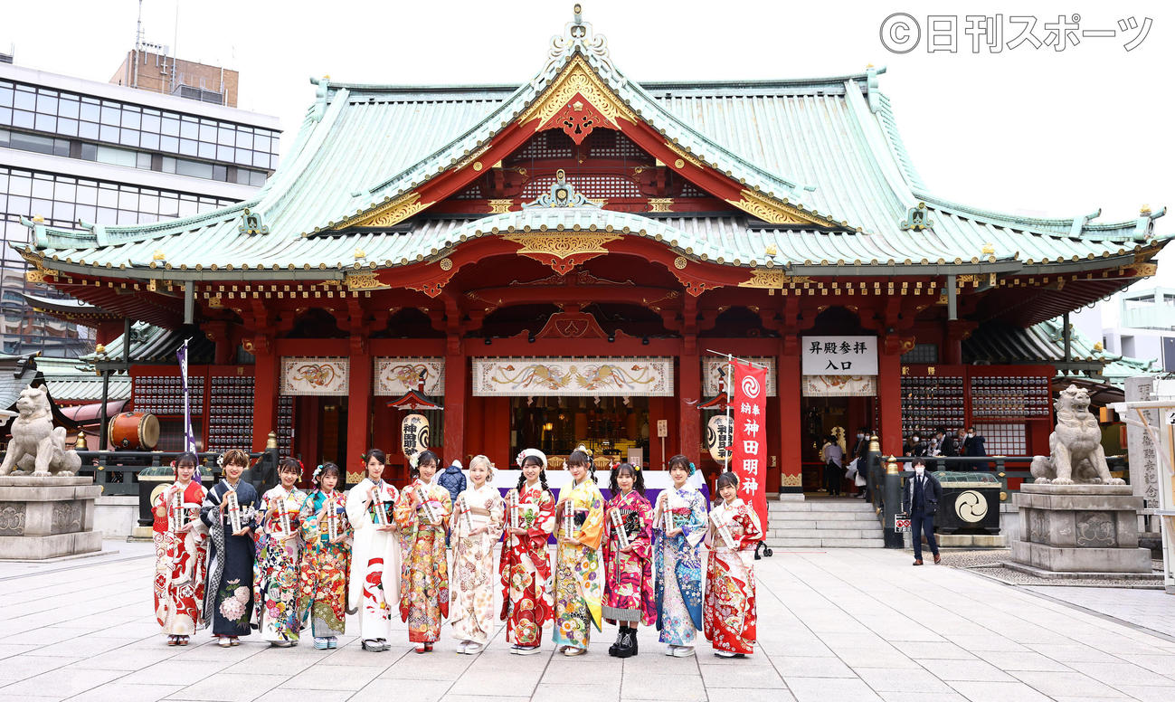 成人を迎え神田明神で写真に納まるAKB48の新成人たち。左から上見天乃、高橋彩香、安田叶、濱咲友菜、下尾みう、小栗有以、本田仁美、山内瑞葵、下口ひなな、山邊歩夢、蔵本美結、石綿星南（撮影・垰建太）