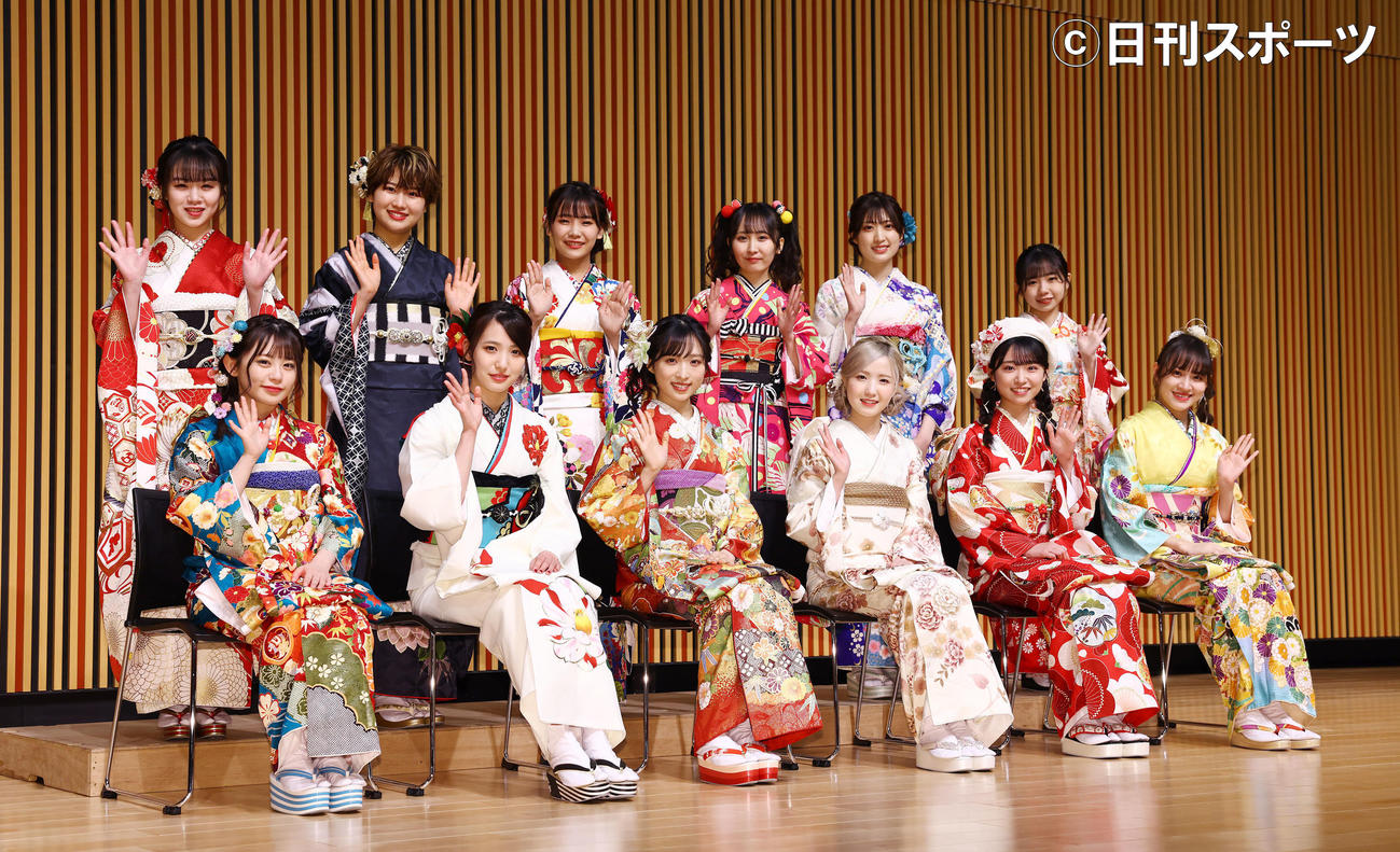 成人を迎え神田明神で写真に納まるAKB48の新成人たち。前列左から濱咲友菜、下尾みう、小栗有以、本田仁美、山内瑞葵、下口ひなな、後列左から上見天乃、高橋彩香、安田叶、山邊歩夢、蔵本美結、石綿星南（撮影・垰建太）