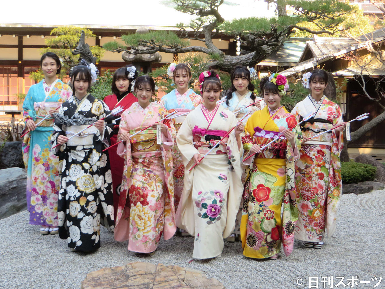成人式を迎えたNMB48のメンバー。前列左から山本望叶、上西怜、安部若菜、出口結菜。後列左から松野美桜、山崎亜美瑠、南羽諒、折坂心春、桜田彩叶