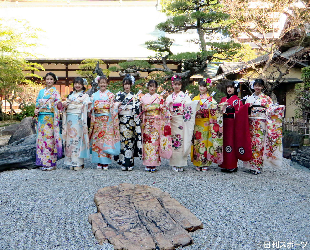 成人式を迎えたＮＭＢ48のメンバー。左から松野美桜、折坂心春、南羽諒、山本望叶、上西怜、安部若菜、出口結菜、山崎亜美瑠、桜田彩叶