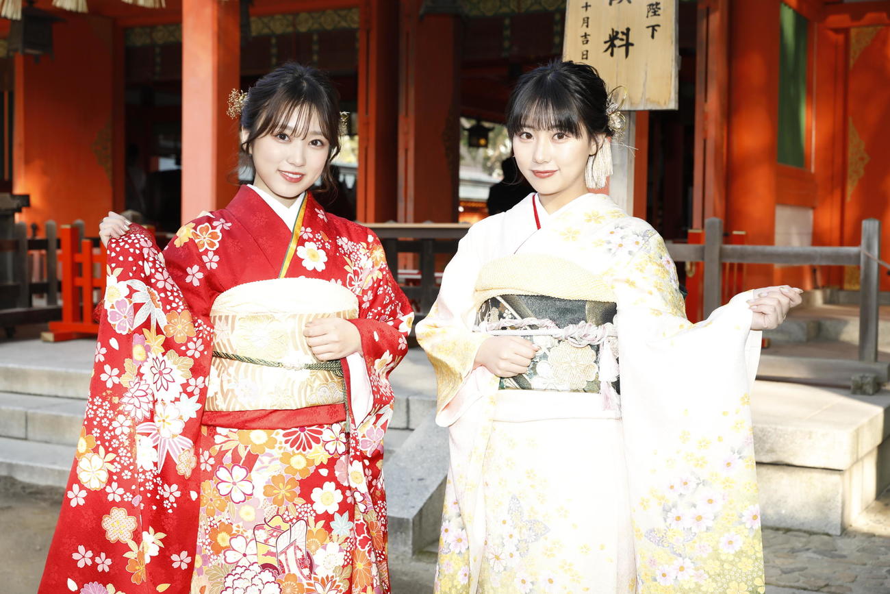 成人式を行ったHKT48矢吹奈子（左）と田中美久（C）Mercury