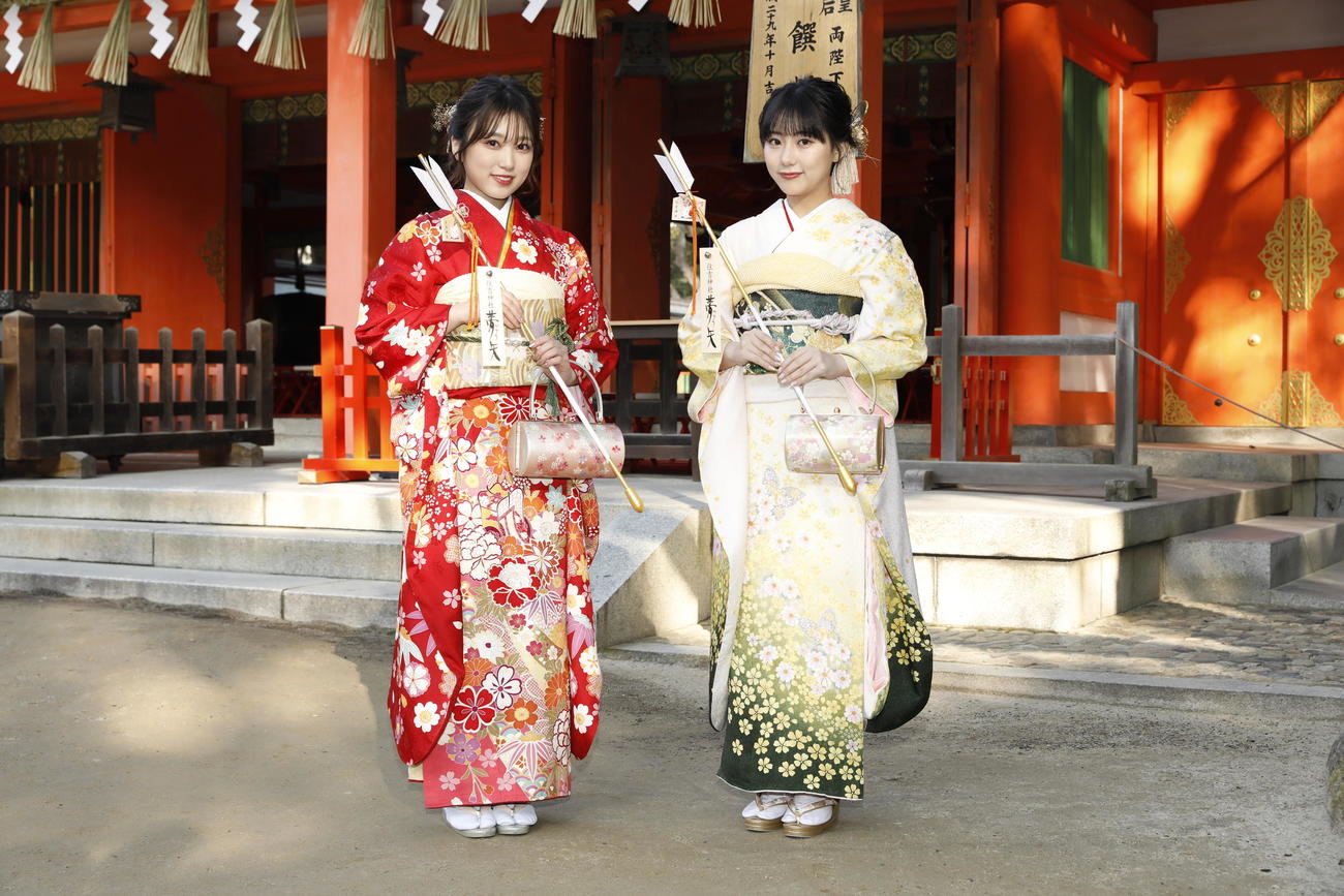 成人式を行ったHKT48矢吹奈子（左）と田中美久（C）Mercury
