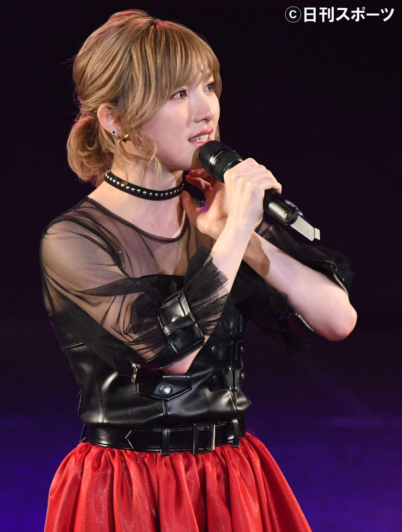 ファイナルで歌い終え感極まるAKB48岡田奈々（撮影・大友陽平）
