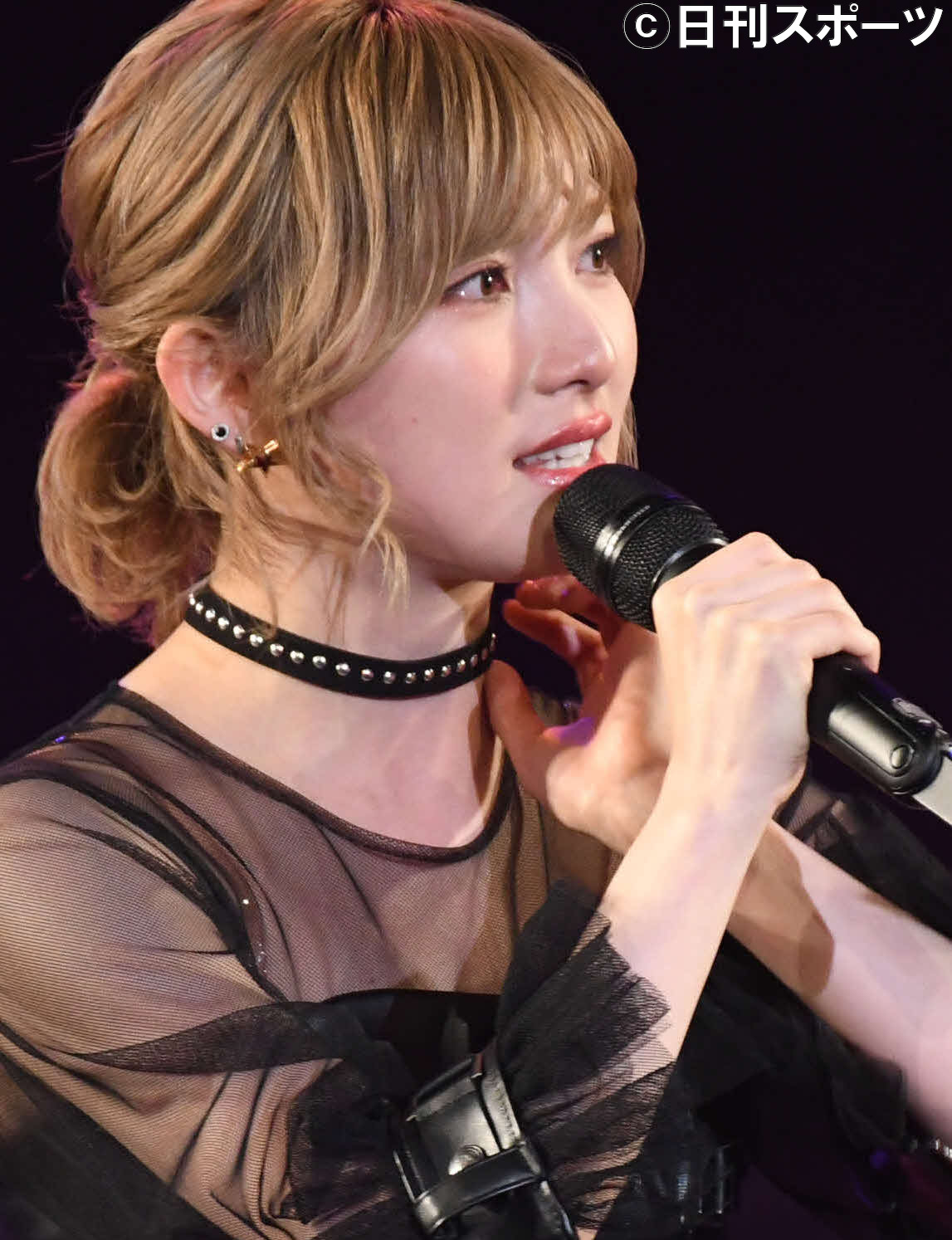 「第4回AKB48グループ歌唱力No．1決定戦」のファイナルで歌い終え感極まるAKB48岡田奈々（撮影・大友陽平）
