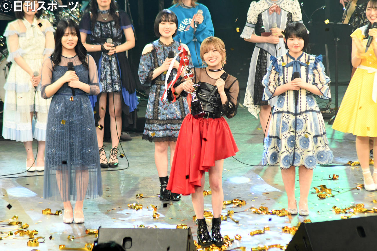 「第4回AKB48グループ歌唱力No．1決定戦」で優勝し笑顔のAKB48岡田奈々（中央）。左は3位のSTU48矢野帆夏、右は2位の池田裕楽（撮影・大友陽平）