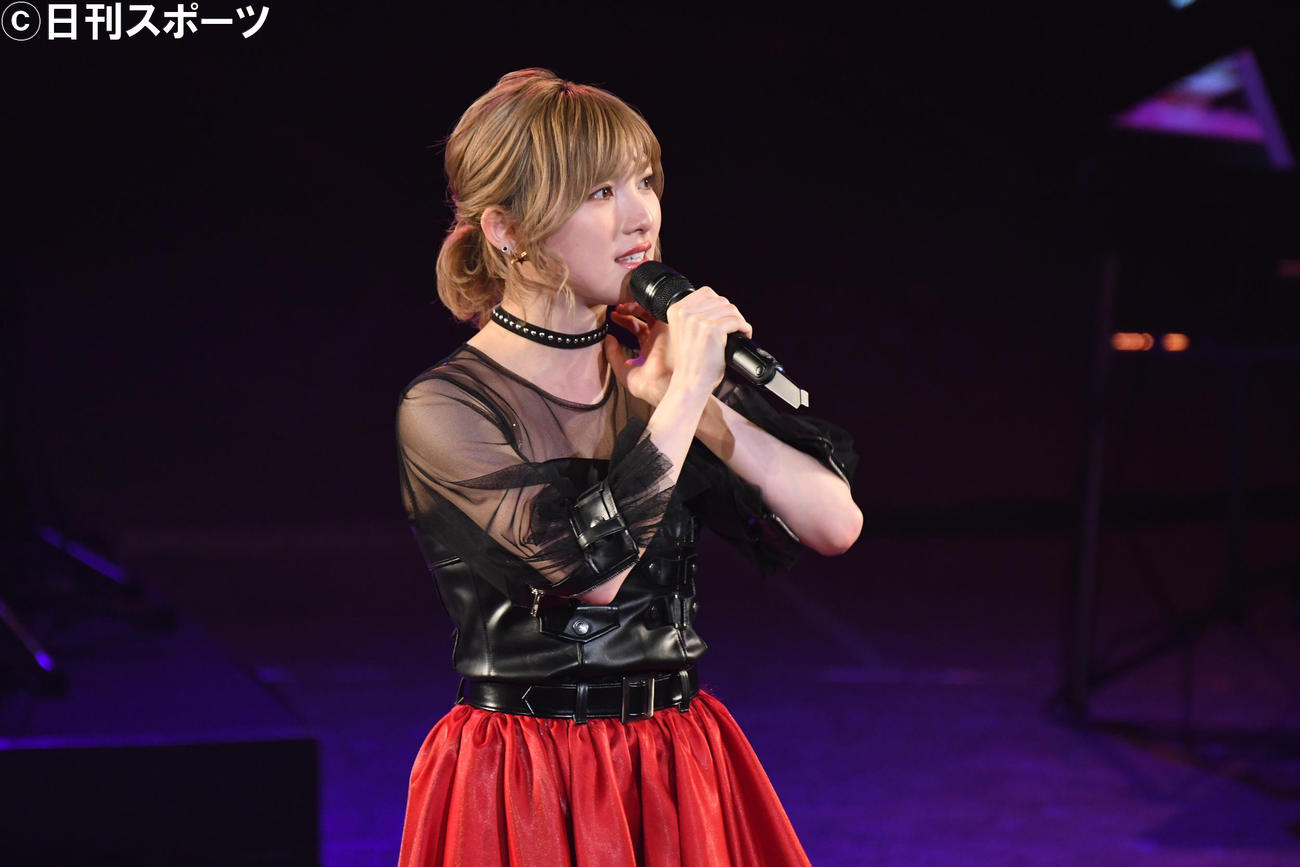 「第4回AKB48グループ歌唱力No．1決定戦」のファイナルで歌い終え感極まるAKB48岡田奈々