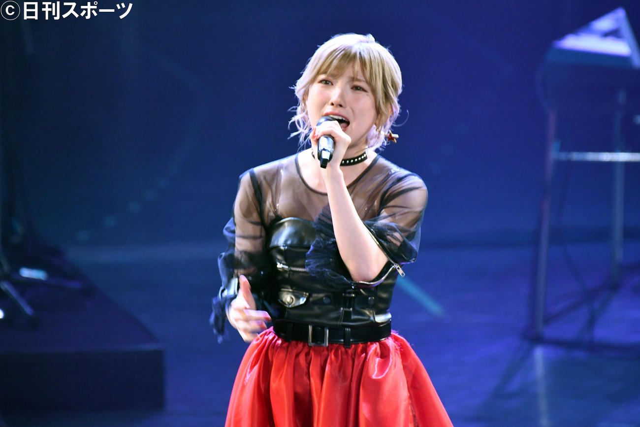 歌唱するAKB48岡田奈々