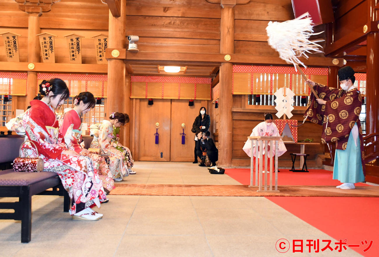先月20日に新潟縣護國神社で成人式を行ったNGT48の新成人メンバー（撮影・大友陽平）