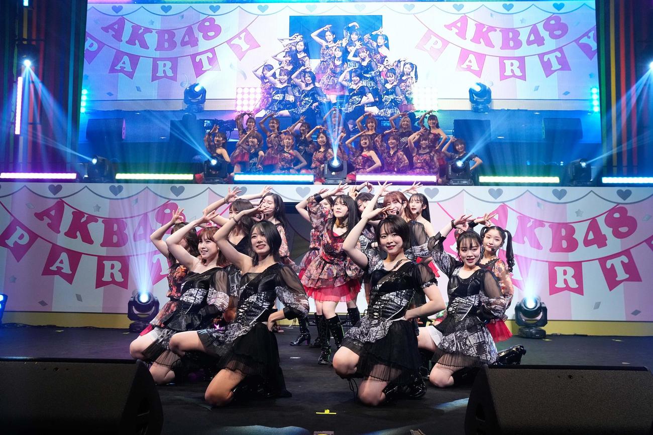 「新春！エイトの日2022　横浜おしゃれ祭りFoxyパーティ」でパフォーマンスするAKB48チーム8のメンバー（C）AKB48