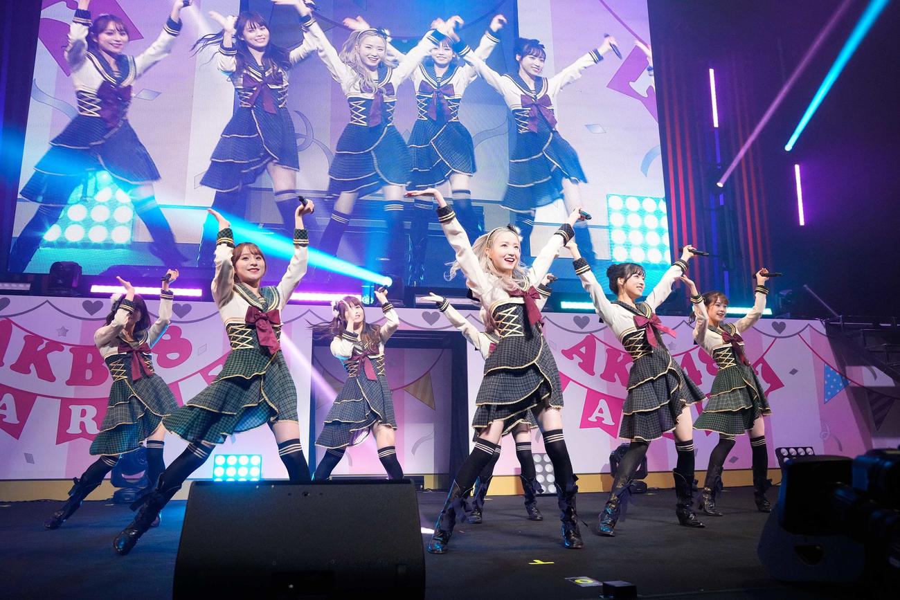 12日に行われた「新春！エイトの日2022　横浜おしゃれ祭りCutieパーティ」でのAKB48チーム8メンバー（C）AKB48