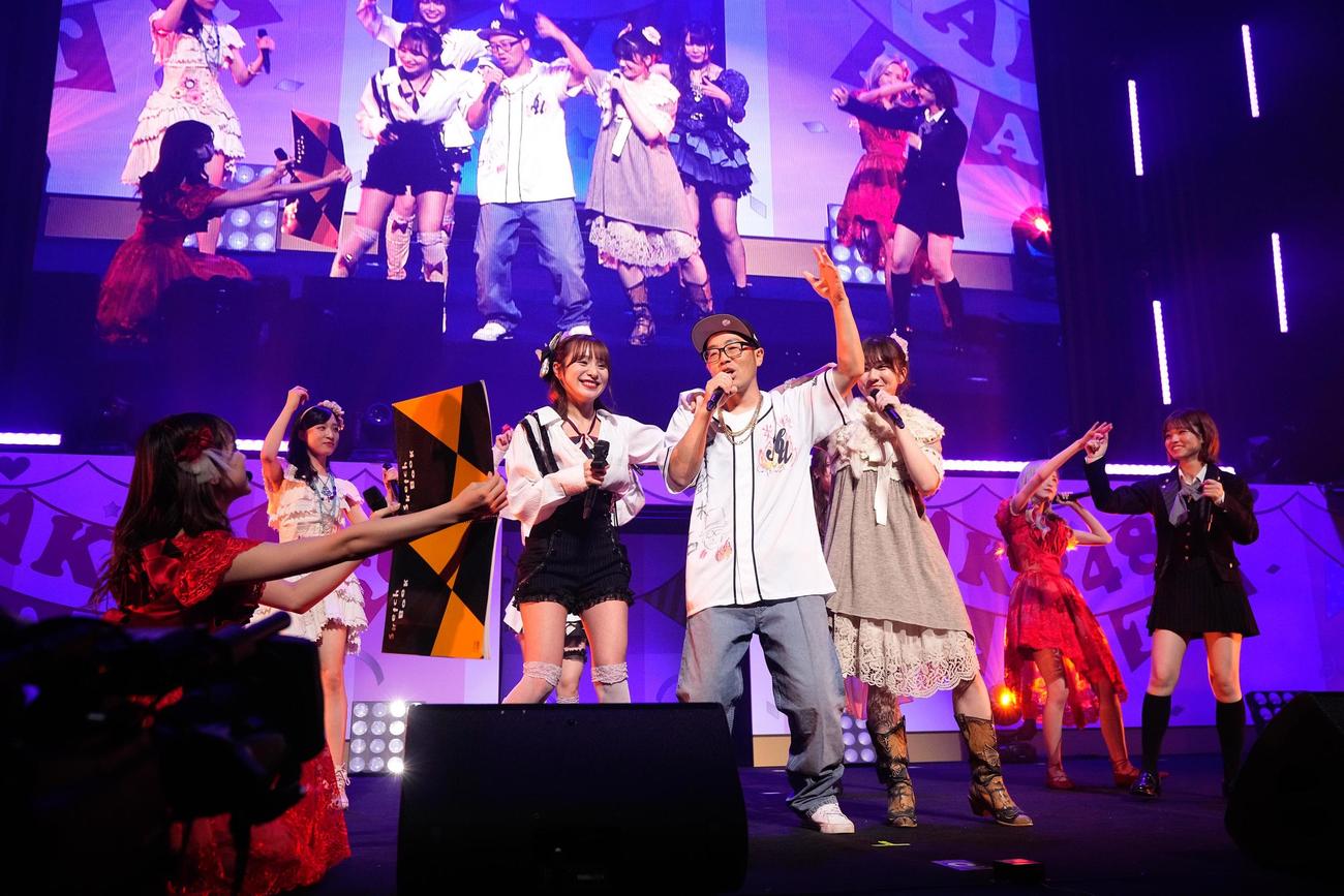 ゲスト出演し「Green Flash」のラップを披露するドランクドラゴン鈴木拓（中央）（C）AKB48