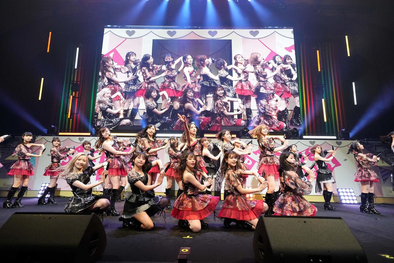 「新春！エイトの日2022　横浜おしゃれ祭りFoxyパーティ」でパフォーマンスするAKB48チーム8のメンバー（C）AKB48
