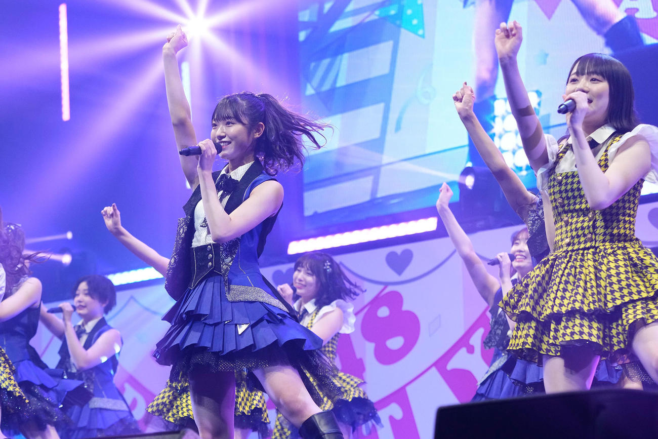 パフォーマンスする山内瑞葵（左）田口愛佳（右）ら（C）AKB48