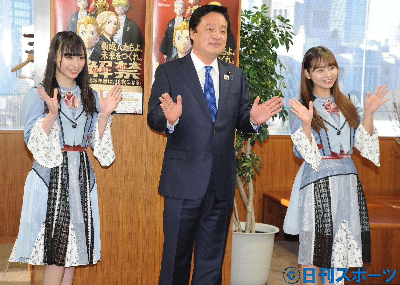 若宮健嗣内閣府特命担当大臣（中央）を表敬訪問したNMB48の梅山恋和（左端）と本郷柚巴（撮影・松尾幸之介）