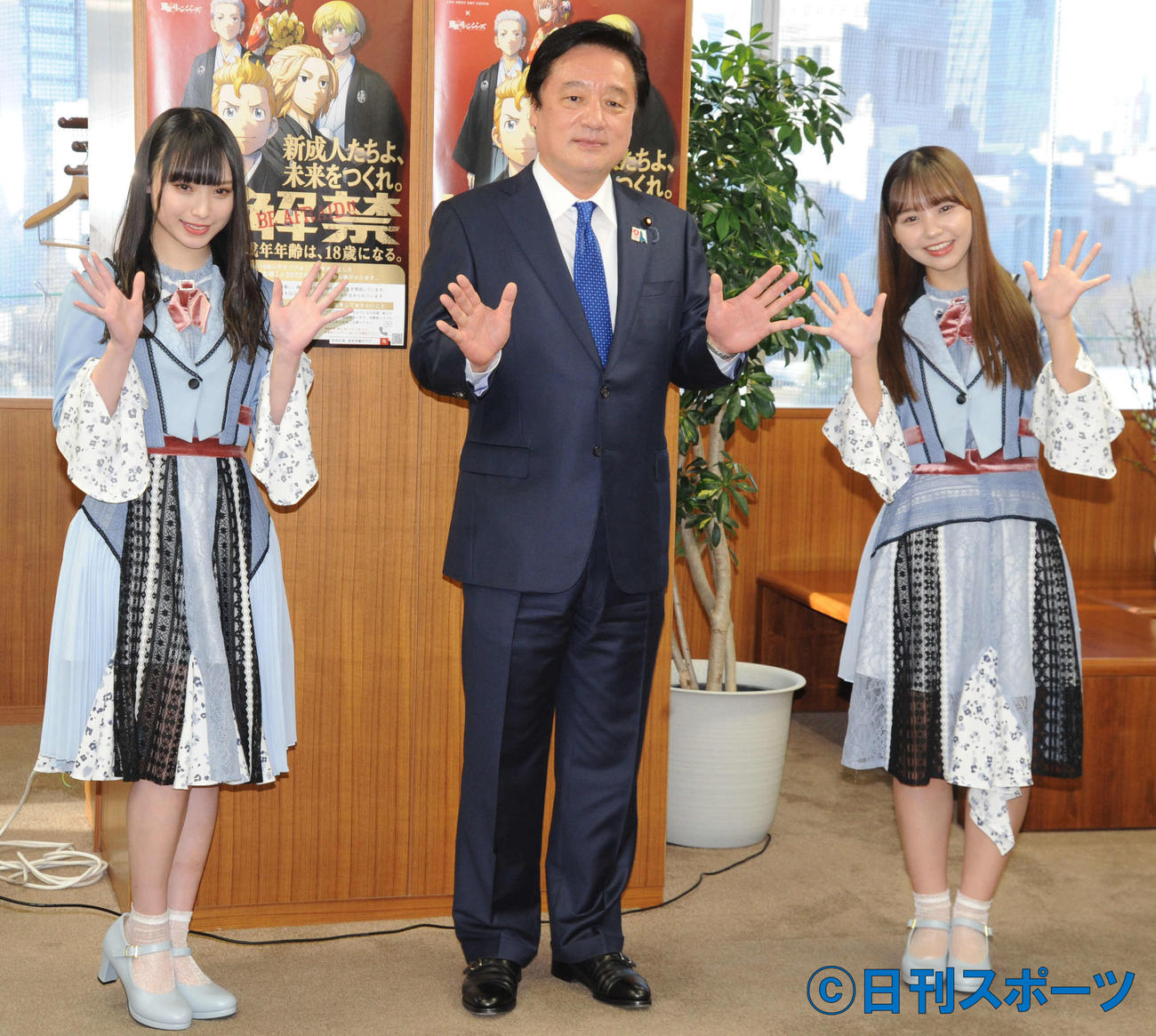 若宮健嗣内閣府特命担当大臣（中央）を表敬訪問したNMB48の梅山恋和（左端）と本郷柚巴（撮影・松尾幸之介）