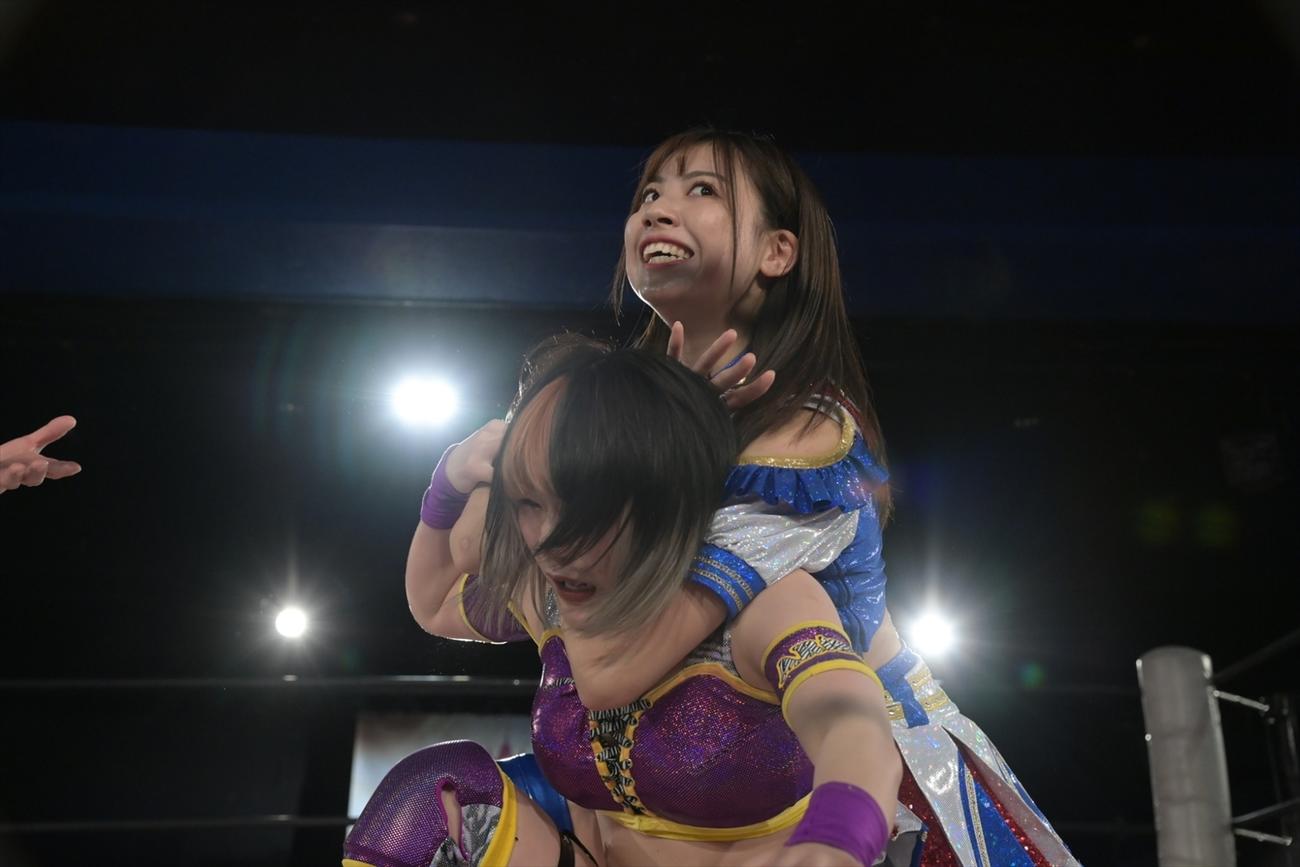 「第2回“ふたりはプリンセス”Max Heartトーナメント」2回戦で遠藤有栖を攻める荒井優希（C）東京女子プロレス