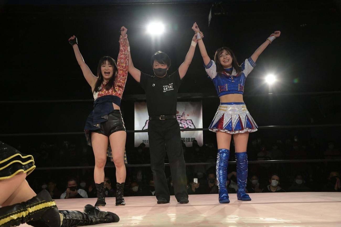 「第2回“ふたりはプリンセス”Max Heartトーナメント」2回戦で勝利し勝ち名乗りを上げる宮本もか（左）と荒井優希組（C）東京女子プロレス
