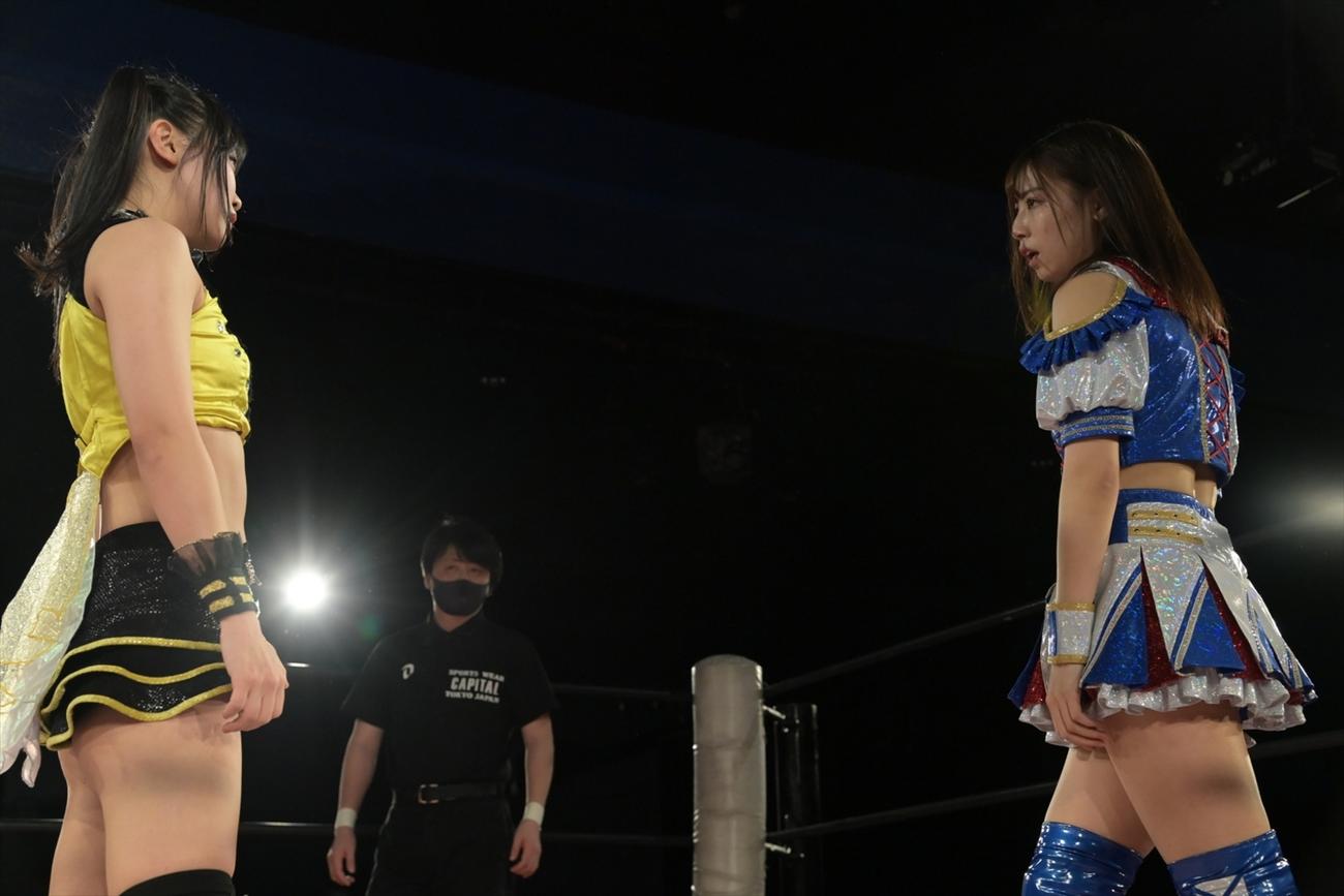 「第2回“ふたりはプリンセス”Max Heartトーナメント」2回戦で鈴芽（左）をにらむ荒井優希（C）東京女子プロレス