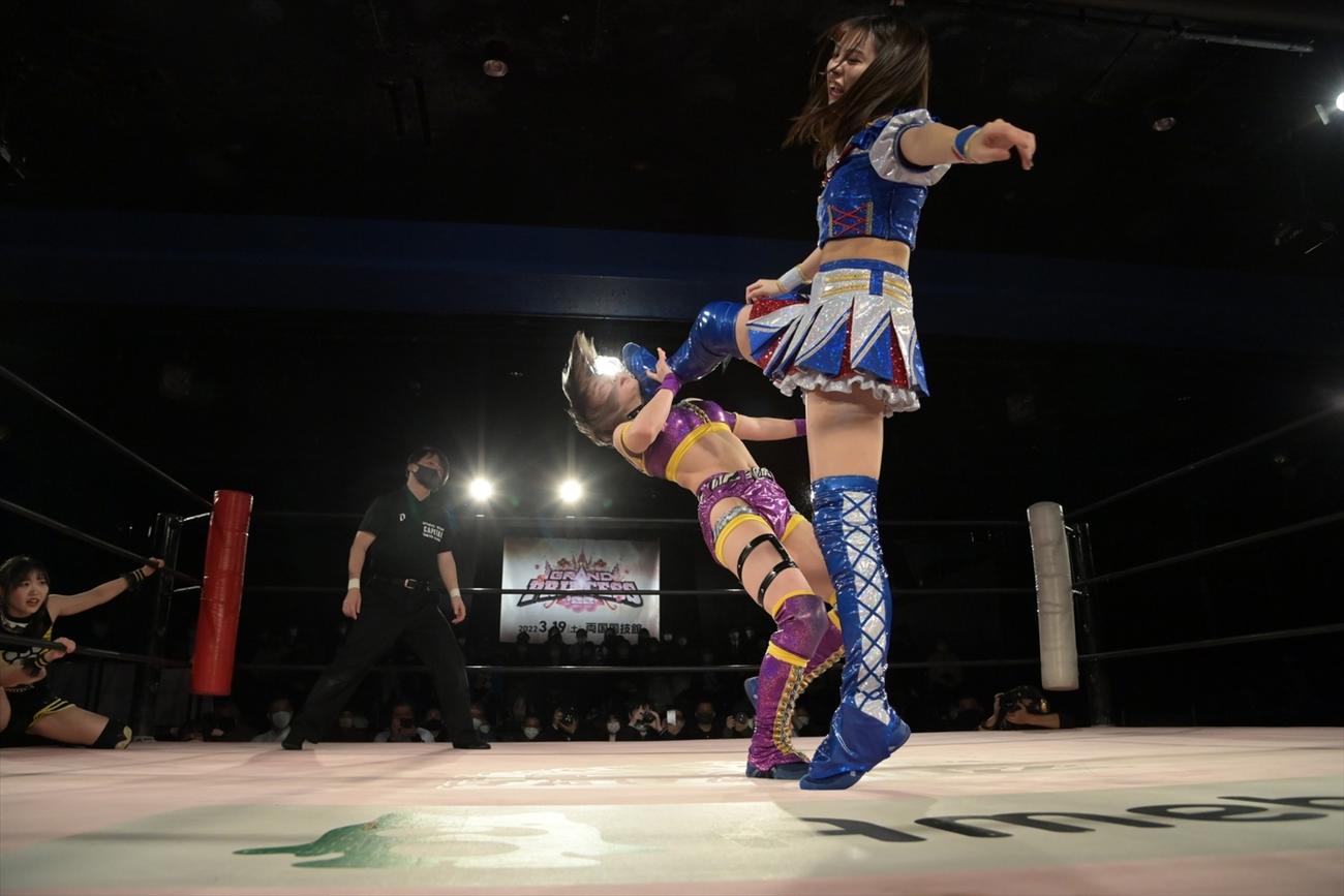 「第2回“ふたりはプリンセス”Max Heartトーナメント」2回戦で攻める荒井優希（C）東京女子プロレス