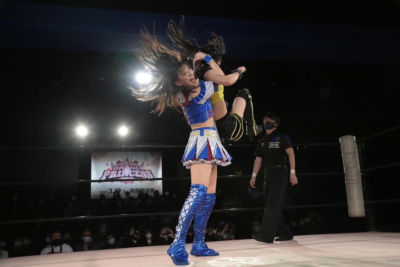 「第2回“ふたりはプリンセス”Max Heartトーナメント」2回戦で攻める荒井優希（C）東京女子プロレス