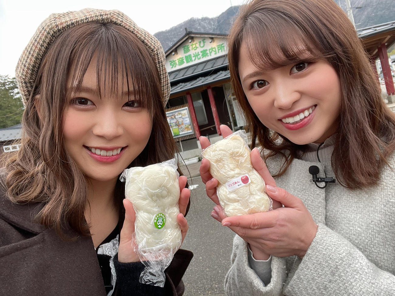 「だいすき！にいがた！チャンネル」での撮影で桶屋美圭アナ（右）と写真に納まる奈良未遥（C）Flora