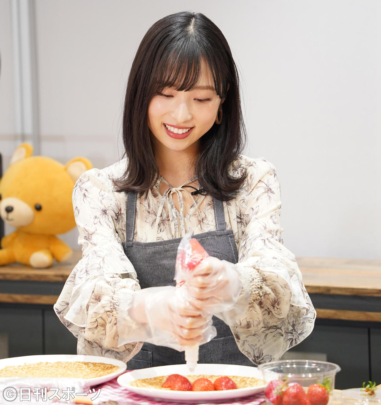 生配信イベントで「初めてのオリジナルスイーツ作り」に挑戦する小栗有以（2022年1月撮影）