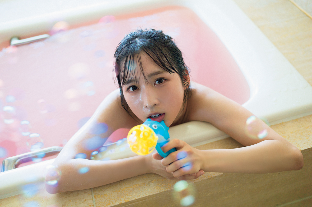 ファースト写真集「君と出逢った日から」で初のお風呂ショットを披露しているAKB48小栗有以（撮影・細居幸次郎）