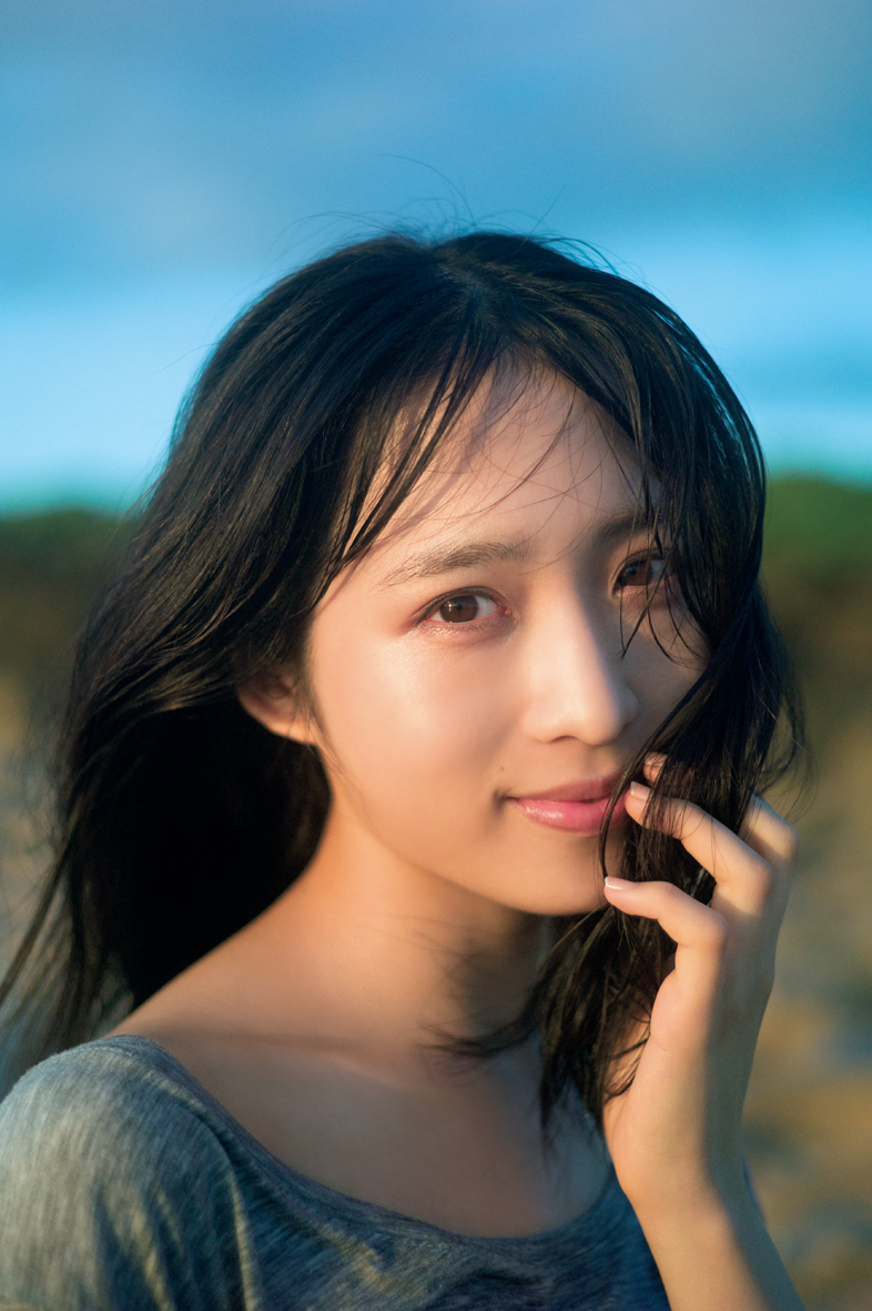 ファースト写真集「君と出逢った日から」でのAKB48小栗有以（細居幸次郎氏撮影）
