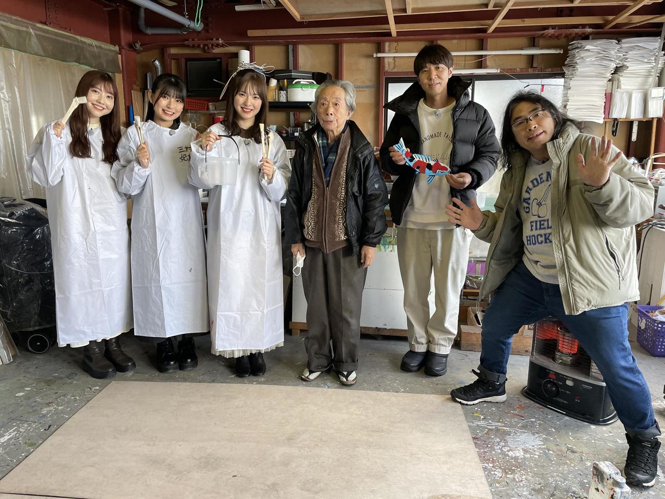 「近藤看板」に弟子入りした、左から日下部愛菜、三村妃乃、大塚七海、1人おいてMCのロッチ・コカドケンタロウと中岡創一（C）Flora