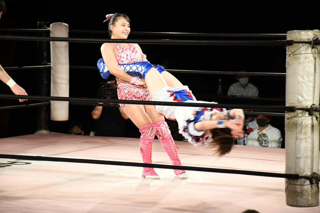 「第2回“ふたりはプリンセス”Max Heartトーナメント」準決勝　渡辺未詩にジャイアントスイングで回される荒井優希（撮影・大友陽平）