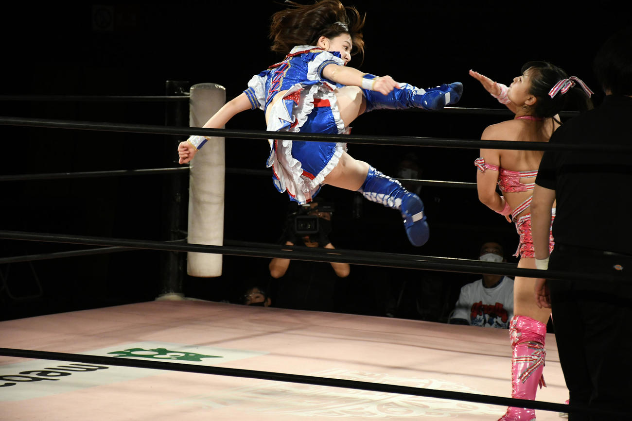 「第2回“ふたりはプリンセス”Max Heartトーナメント」準決勝　渡辺未詩にキックする荒井優希（撮影・大友陽平）