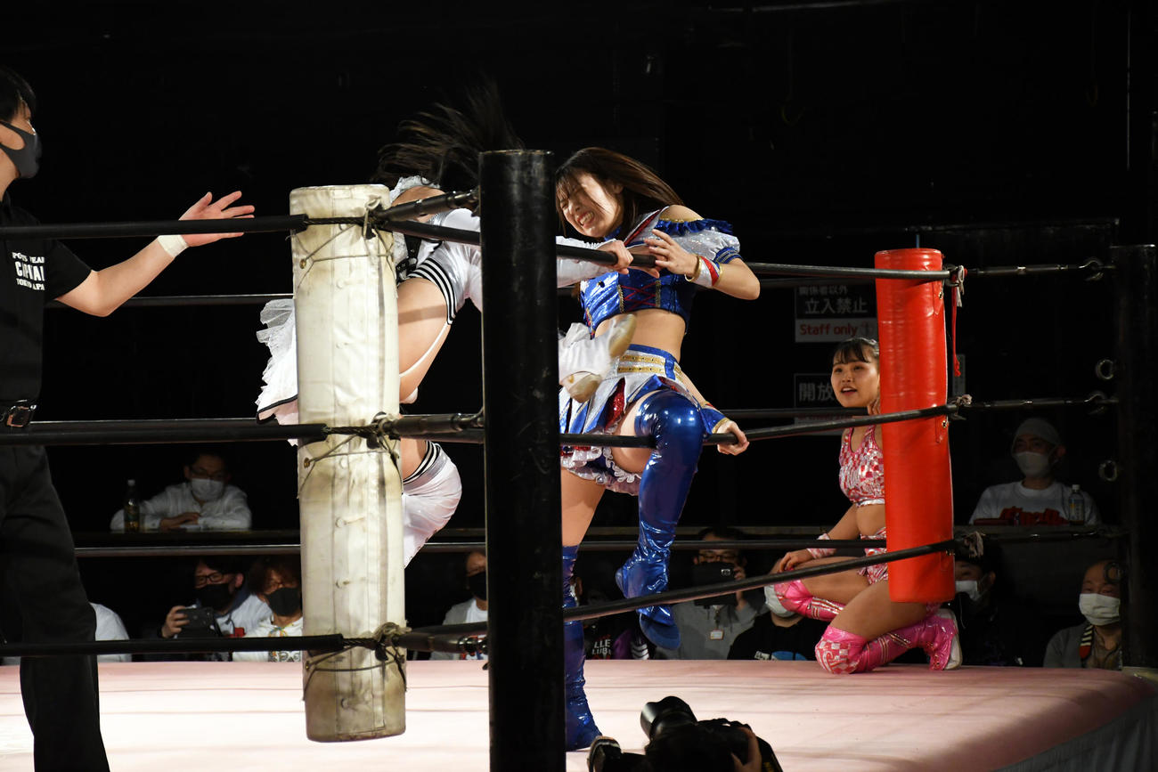 「第2回“ふたりはプリンセス”Max Heartトーナメント」準決勝　辰巳リカにロープを使ってひざを攻められる荒井優希（撮影・大友陽平）