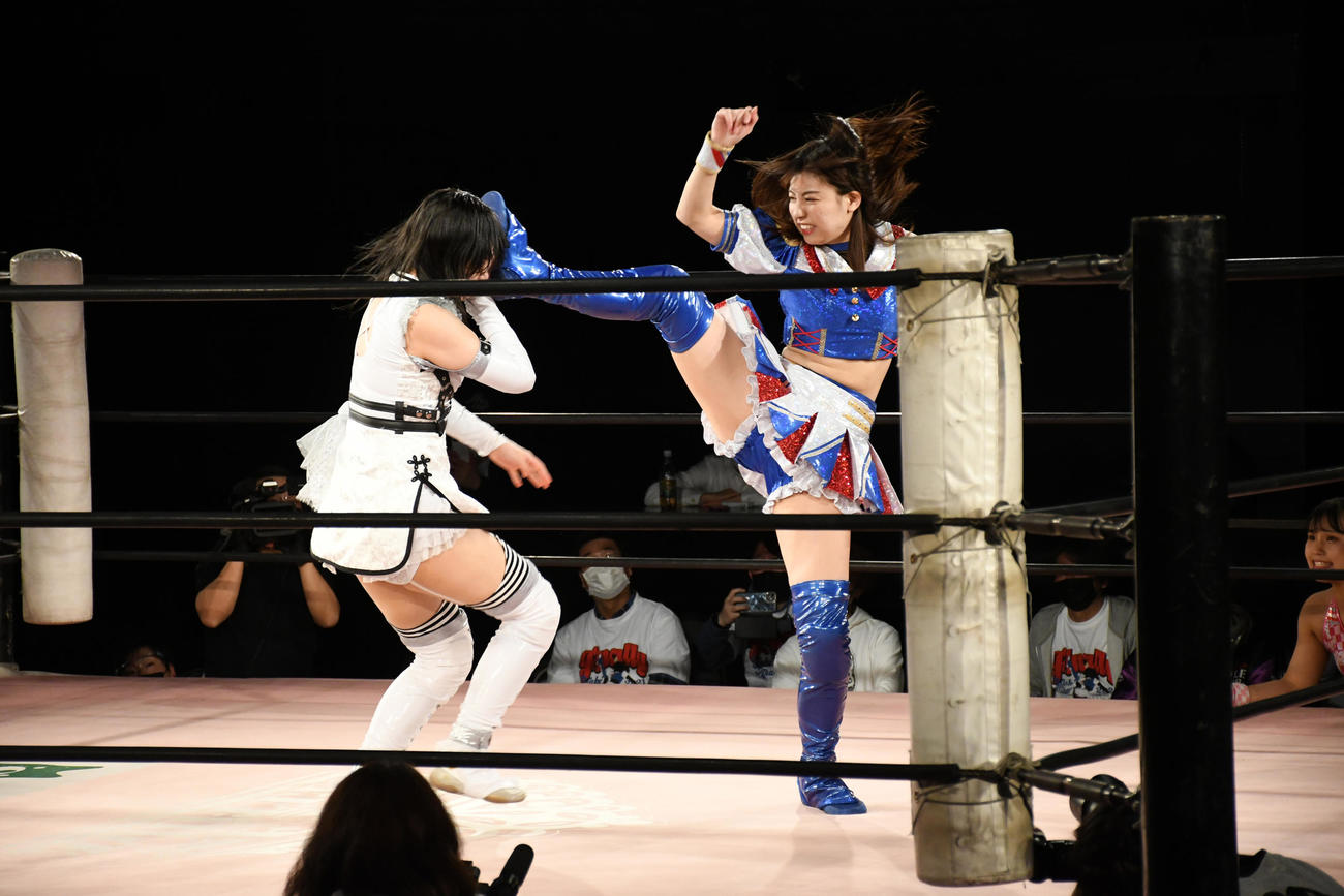 「第2回“ふたりはプリンセス”Max Heartトーナメント」準決勝　辰巳リカにキックする荒井優希（撮影・大友陽平）