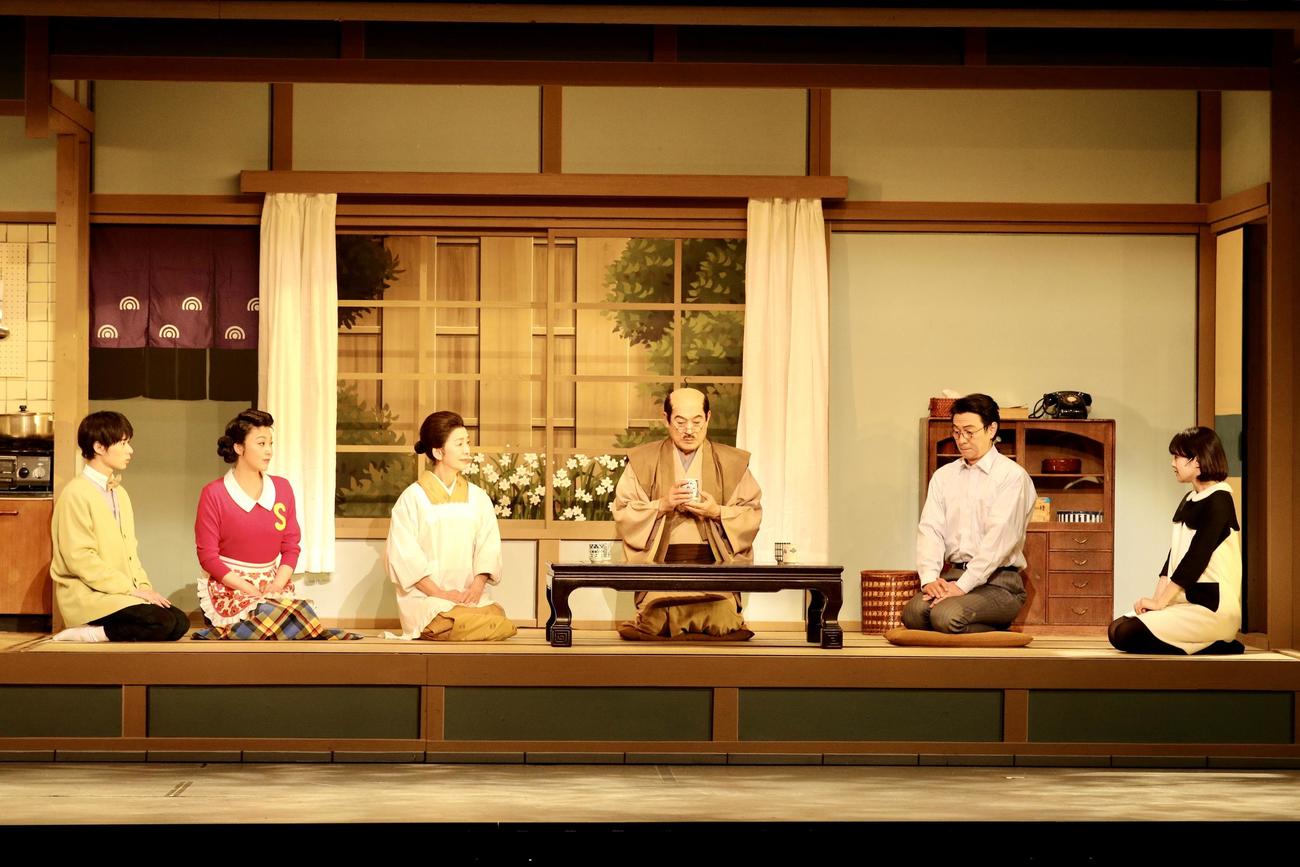現在、東京・明治座で上演中の舞台「サザエさん」。左から大平峻也、藤原紀香、高橋恵子、松平健、葛山信吾、本間日陽