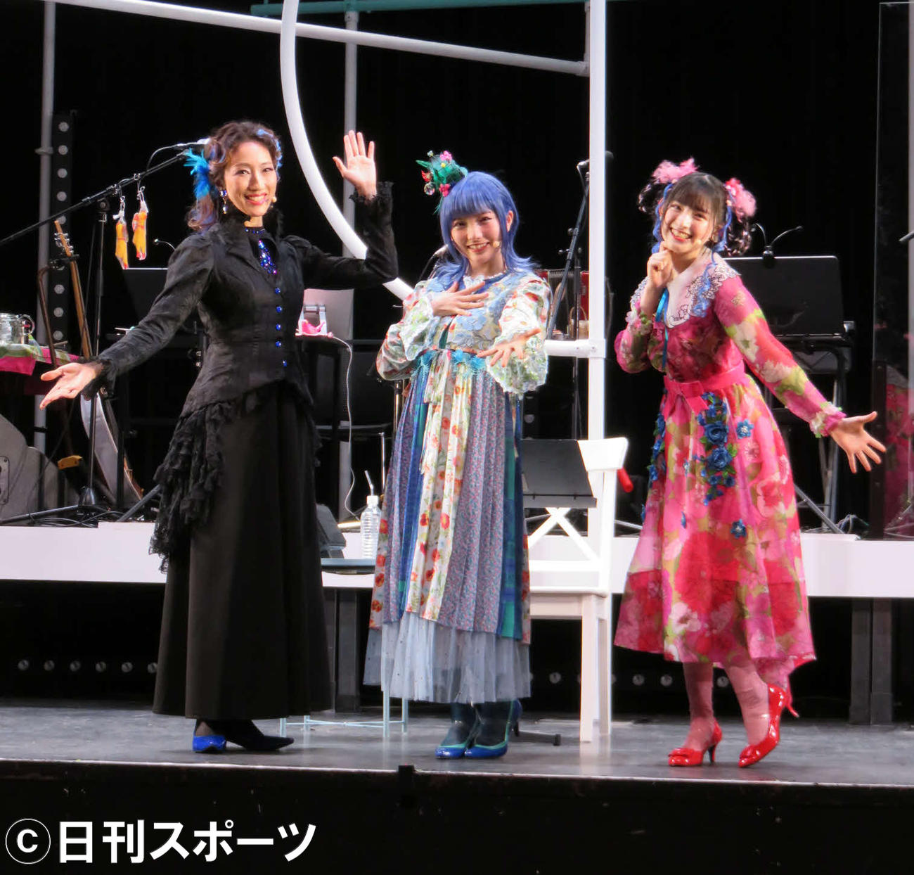舞台「青い鳥」に出演する（左から）水夏希、岡田奈々、菅田愛貴