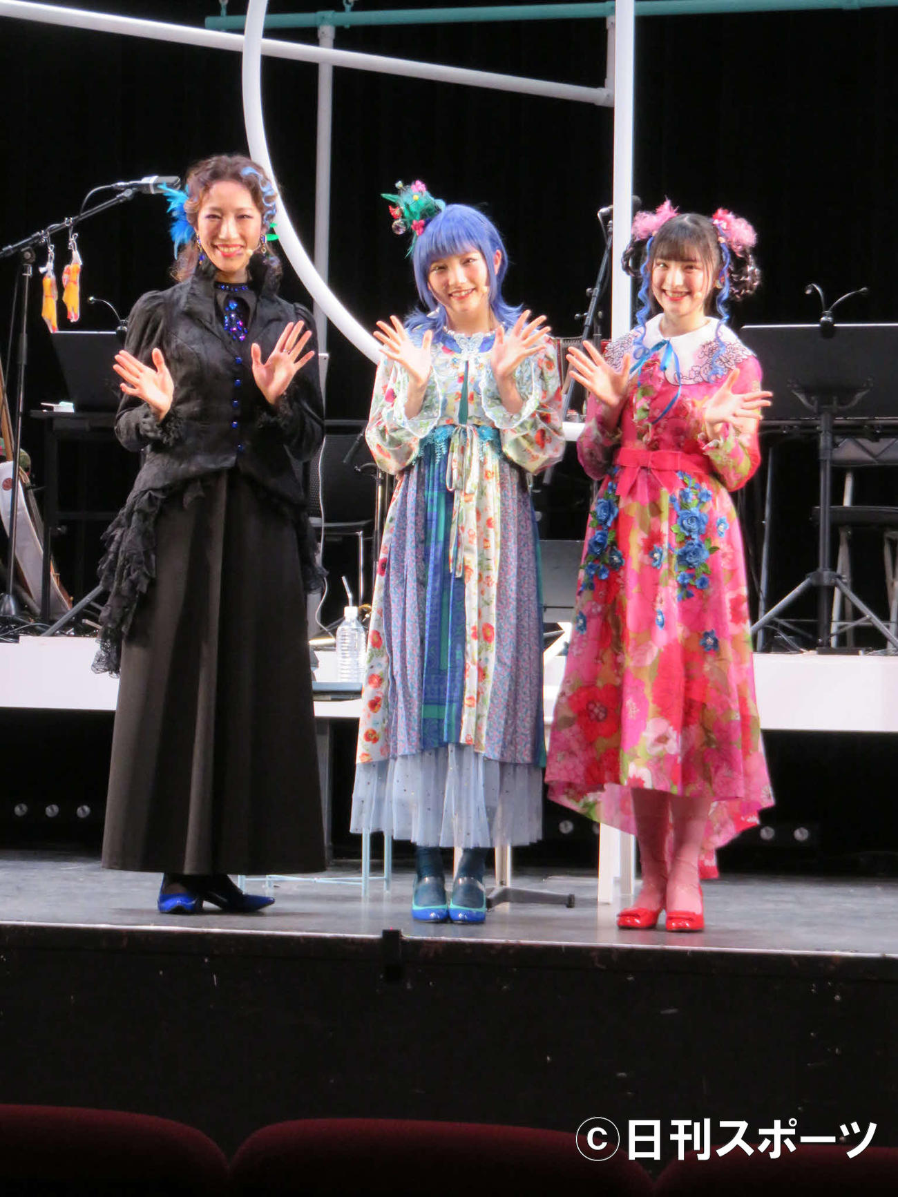 舞台「青い鳥」に出演する（左から）水夏希、岡田奈々、菅田愛貴