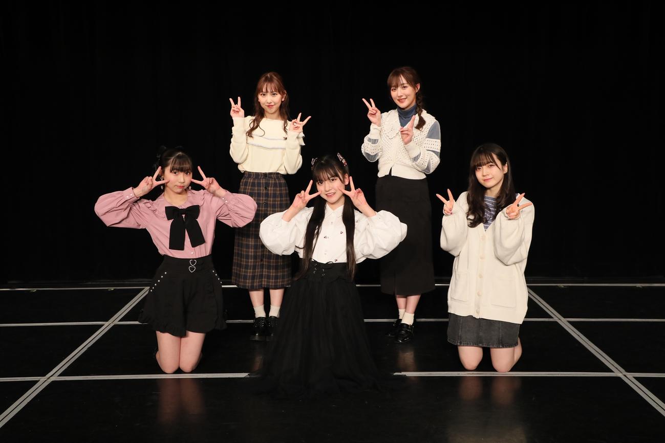 SKE48新シングル「心にFlower」でセンターを務める林美澪（前列中央）と初選抜入りした平野百菜（同左）と坂本真凛（同右）。司会を務めた熊崎晴香（後列左）と鎌田菜月（C）2022 Zest,Inc.／AEI