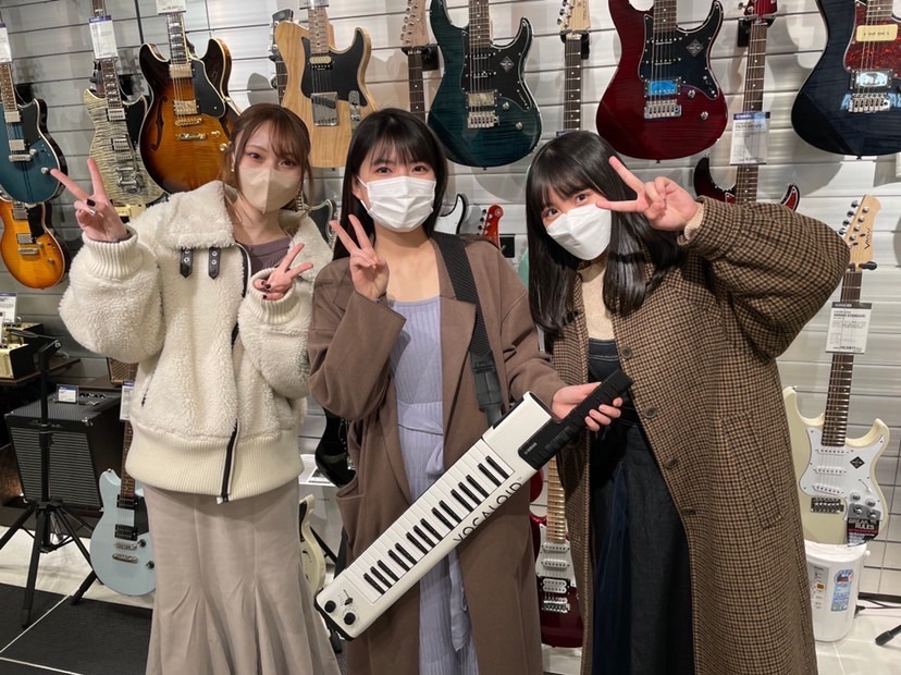 文化放送「楽器楽園～ガキパラ～for all music－lovers」に出演したSignalの、左から川越紗彩、三村妃乃、古舘葵（ｃ）Flora