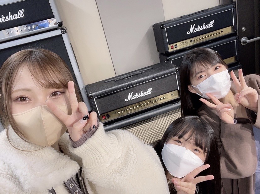 文化放送「楽器楽園～ガキパラ～for all music－lovers」に出演したSignalの、左から川越紗彩、古舘葵、三村妃乃（ｃ）Flora