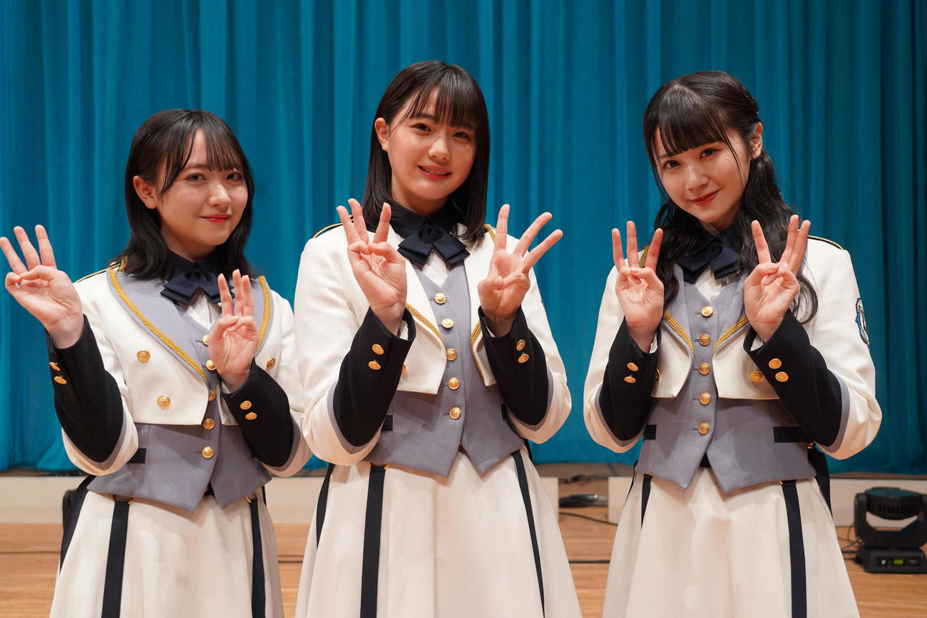 STU48通算8枚目の新シングルで「トライアングルセンター」を務める、左から石田千穂、瀧野由美子、中村舞（C）STU