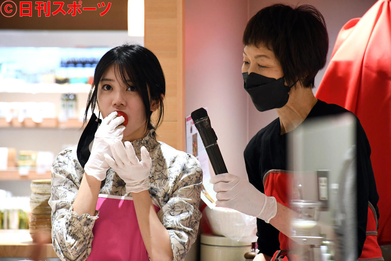 「奈良まほろば館」でのスペシャルイベントでいちご「古都華」を試食する大西桃香。右は浜内千波氏（撮影・大友陽平）