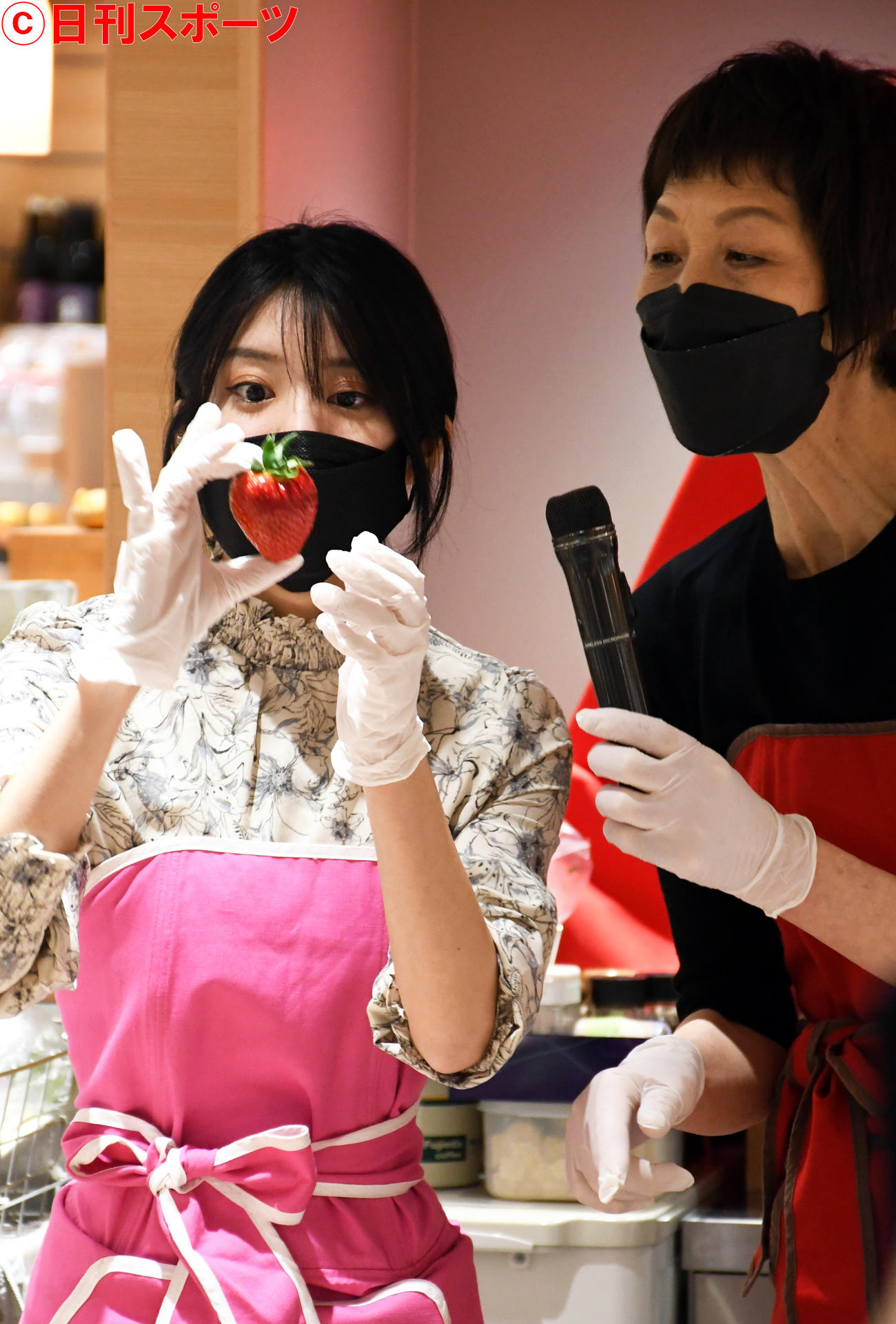 「奈良まほろば館」でのスペシャルイベントでいちご「古都華」の大きさに目を丸くする大西桃香。右は浜内千波氏（撮影・大友陽平）