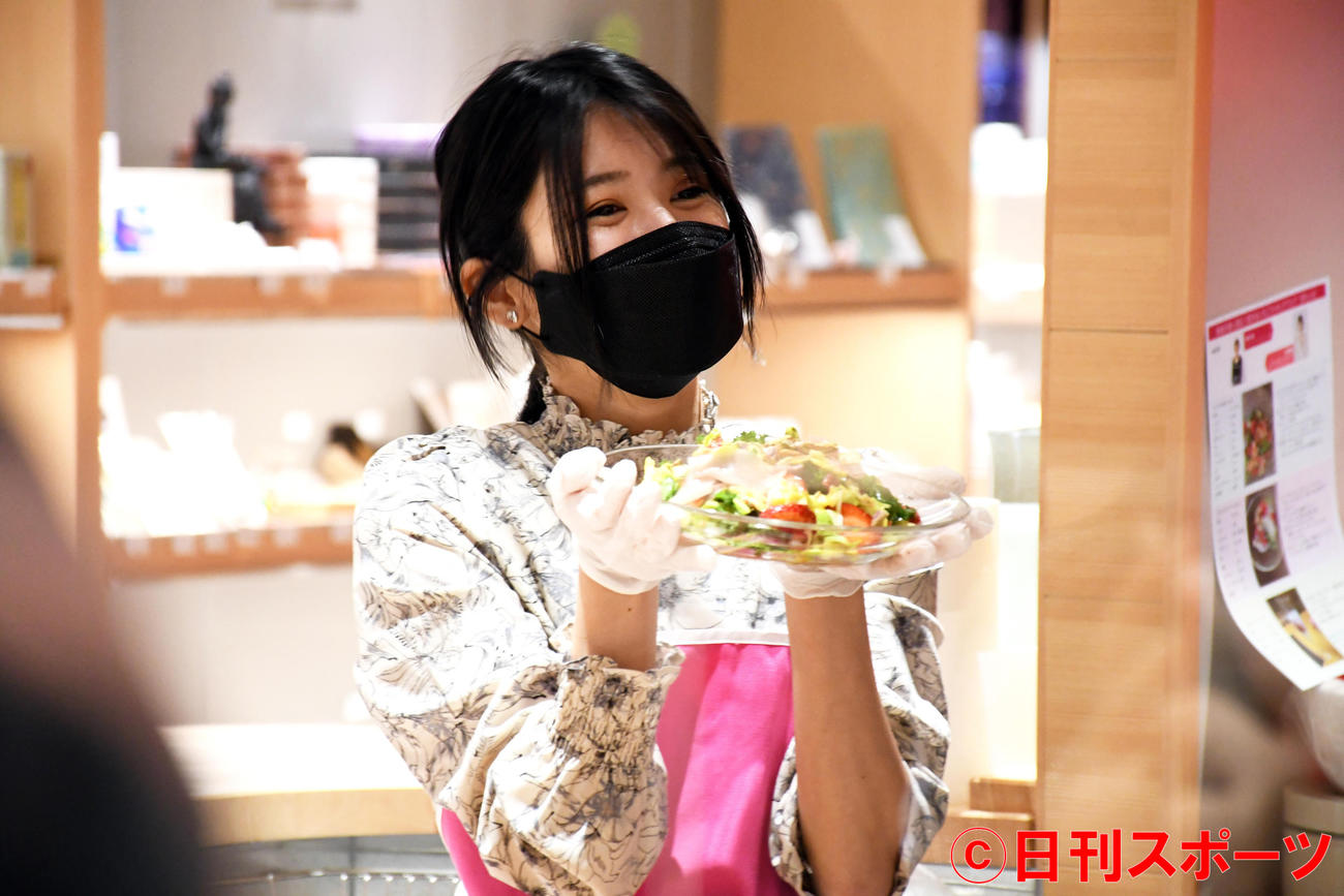「奈良まほろば館」でのスペシャルイベントでいちご「古都華」を使用したサラダ作りに挑戦した大西桃香（撮影・大友陽平）